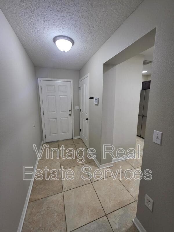 Tampa House: 8110 Silent Creek Dr