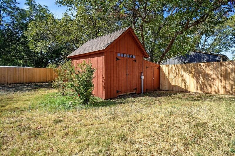 Benbrook House: 1004 Usher St