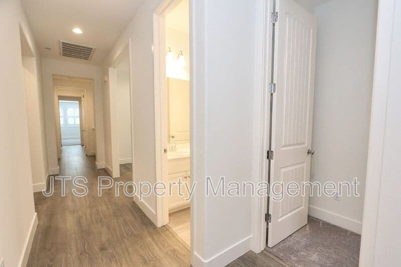 Fair Oaks House: 4988 Amina Fair Way