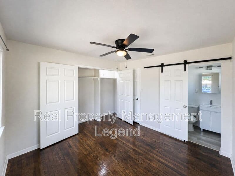 Hurst House: 700 Pine St