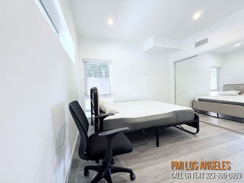 Los Angeles Condo: 1260 1/2 Leighton Avenue
