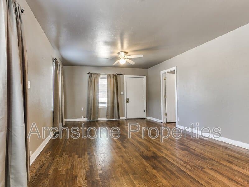 Edmond House: 202 E 3rd St
