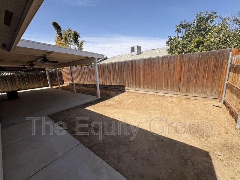 Visalia House: 744 West Buena Vista Ave