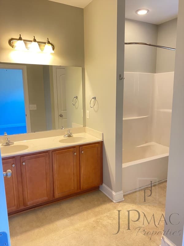 Greenville House: 364 Easterlin Way