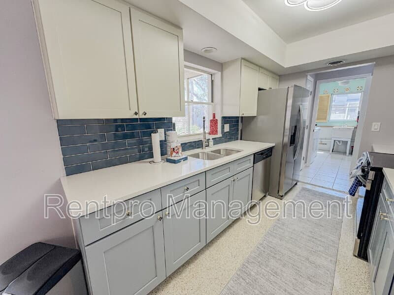 Englewood House: 2825 North Beach Road