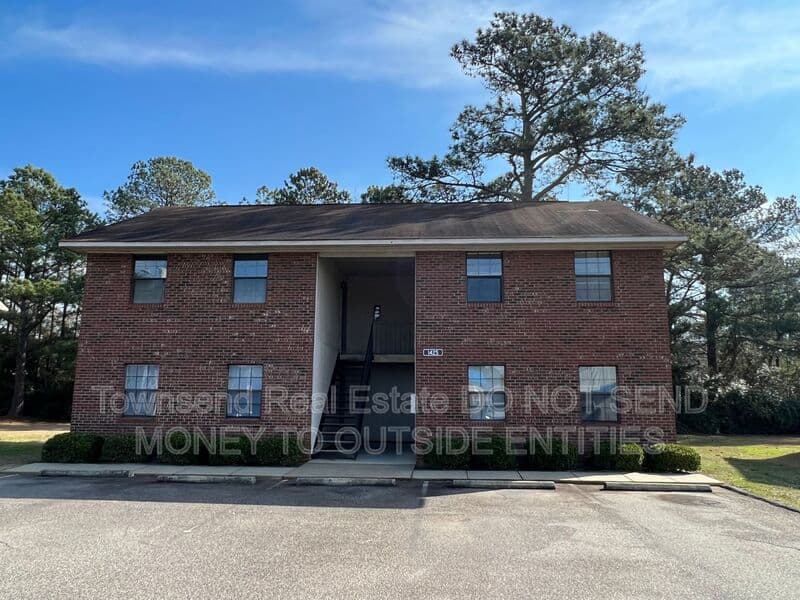 Fayetteville House: 1425C Ireland Dr