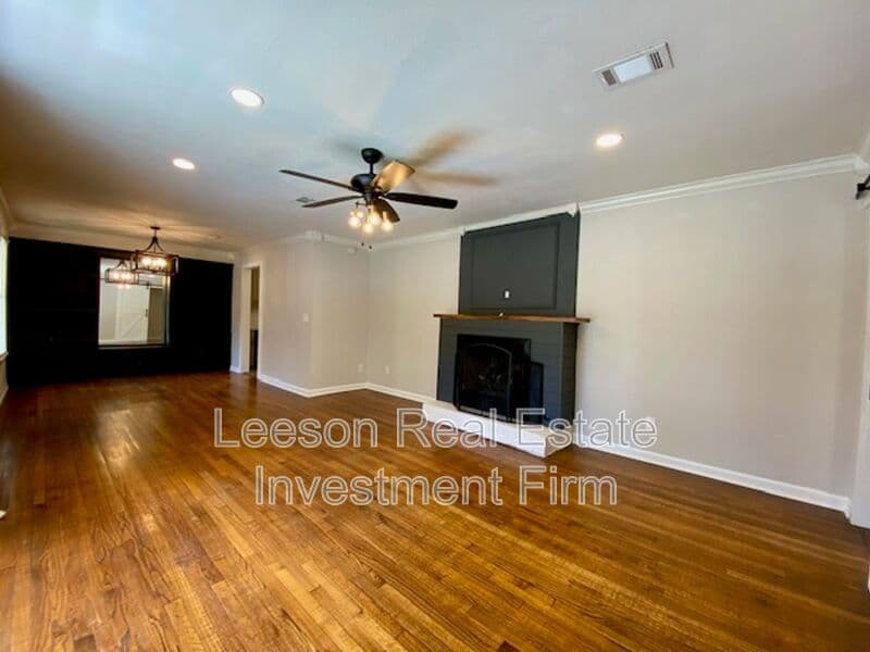 Shreveport House: 3792 Greenway Pl.