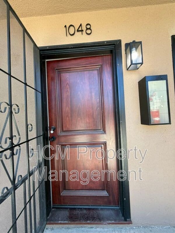 Long Beach House: 1048 Cedar Ave