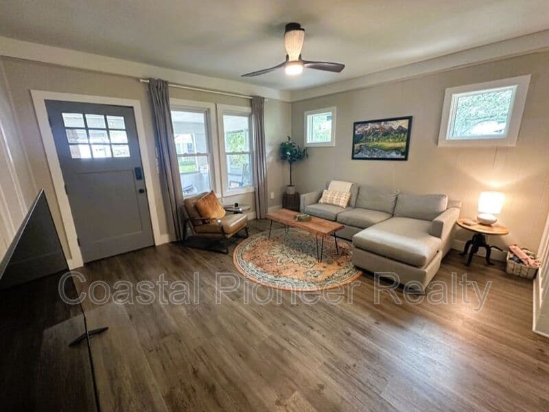 Tampa House: 115 W Plymouth St