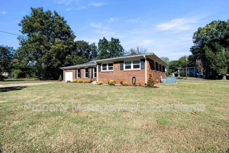 Huntsville House: 3200 West Helena Drive Northwest