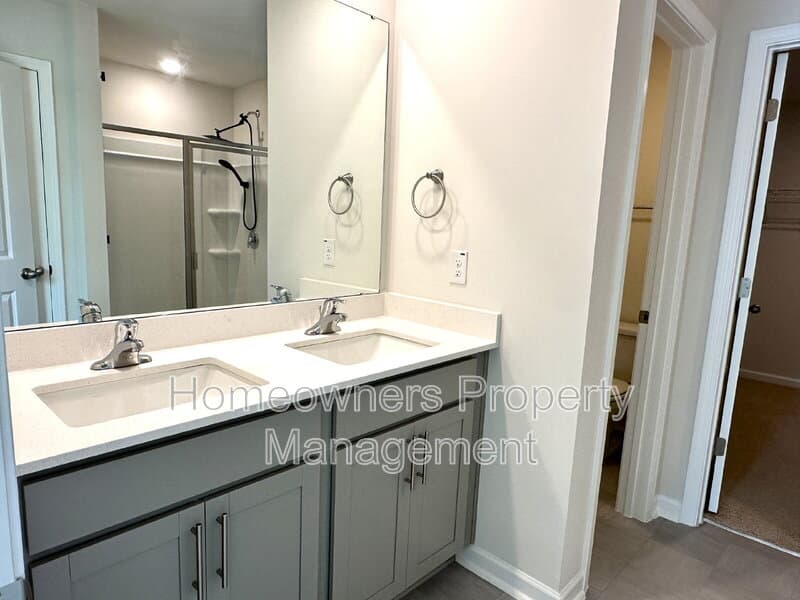 Fayetteville House: 5611 Tantobie Rd