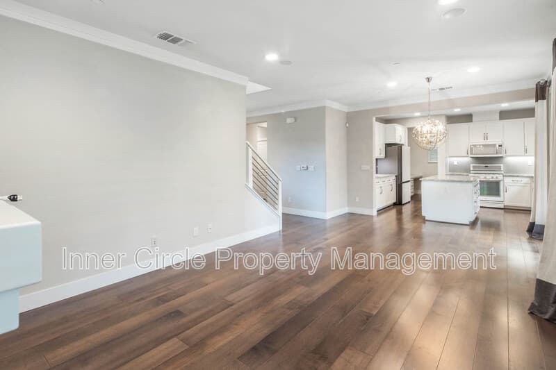 Brentwood House: 376 Bougainvilla Drive