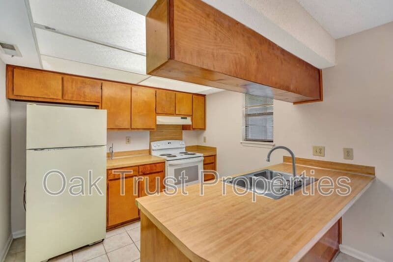 Summerville Townhome: 593 Travelers Blvd