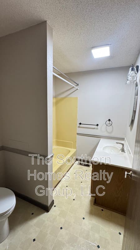 Athens House: 1305 Ridgeway Circle