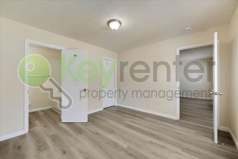 Sacramento House: 1071 Santiago Ave