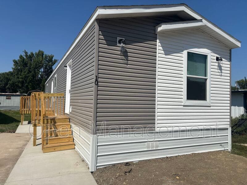 Bismarck House: 725 S 12th St