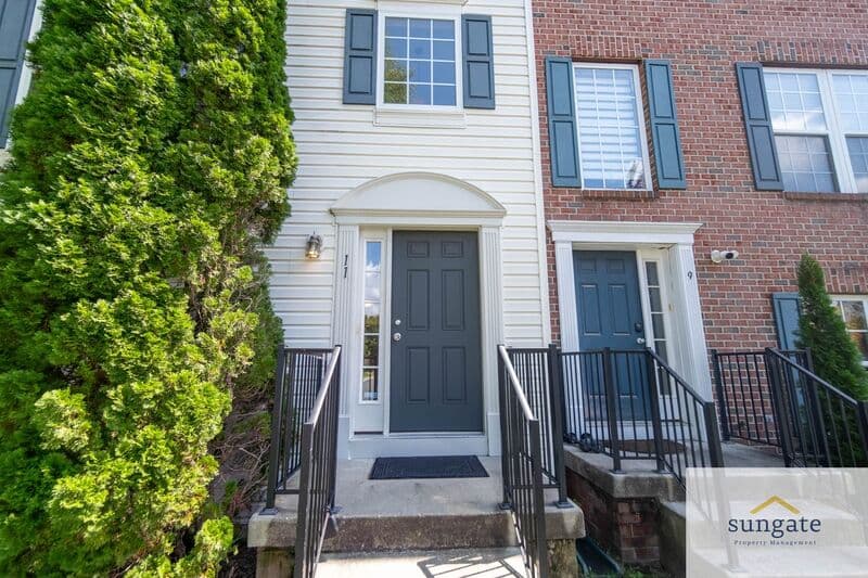 Rosedale Townhome: 11 Hallsdale Ct