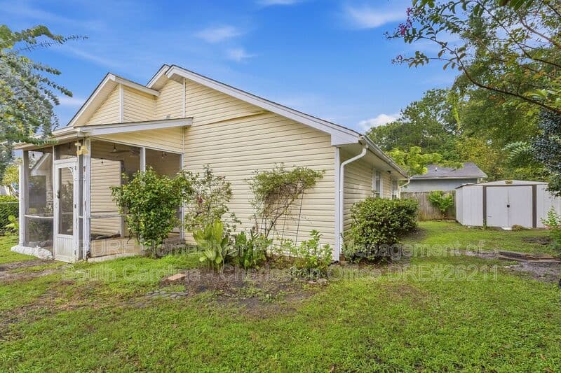 Summerville House: 108 Eaton Way