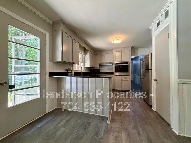 Charlotte House: 6801 Woodland Cr