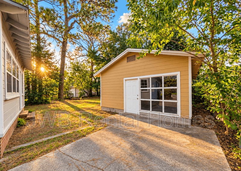 Jacksonville House: 1214 Kenmore St