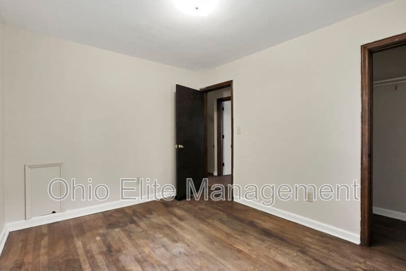 Columbus House: 53 S Burgess Ave