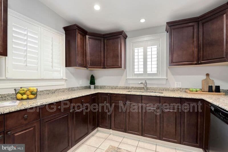 Washington House: 431 Manor PL NW