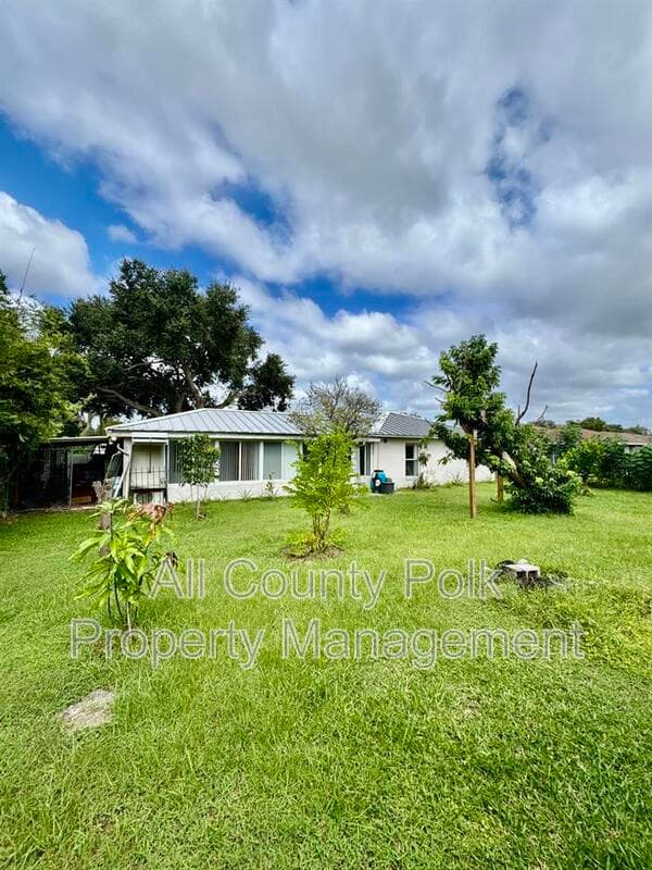 Lakeland House: 3919 Lehman Ct