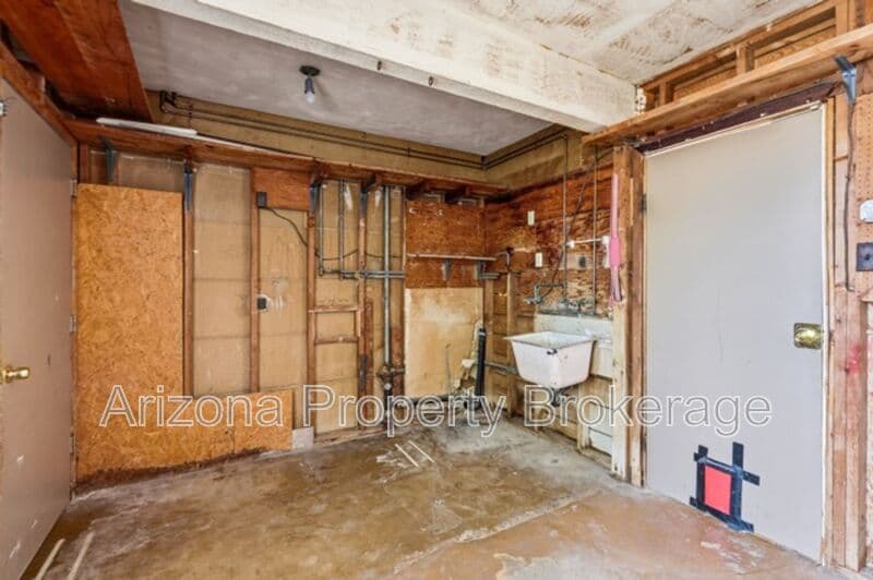 Phoenix House: 4640 E. Oak St.