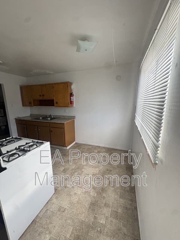 Albuquerque House: 440 Alcazar St SE