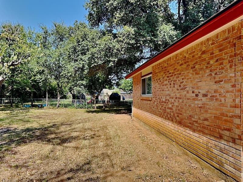 Euless House: 300 Newport Cir