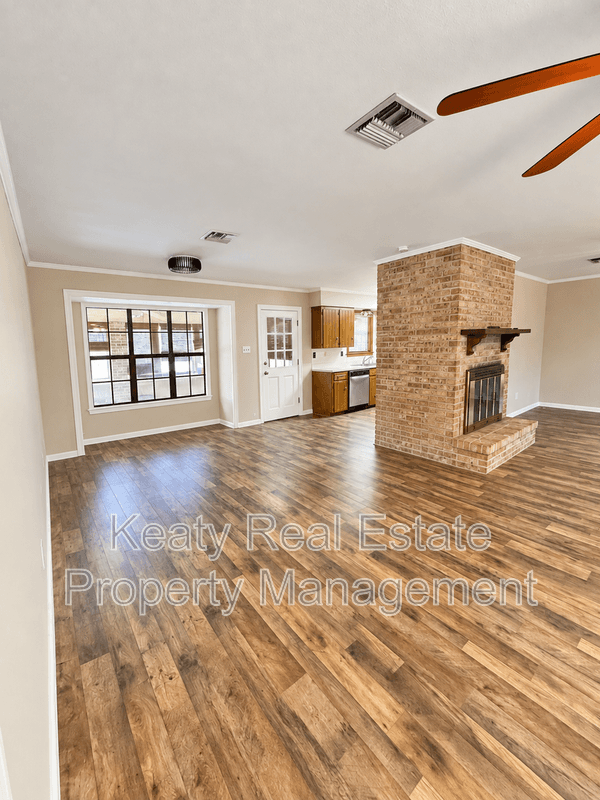 Lafayette House: 102 Crocus Lane