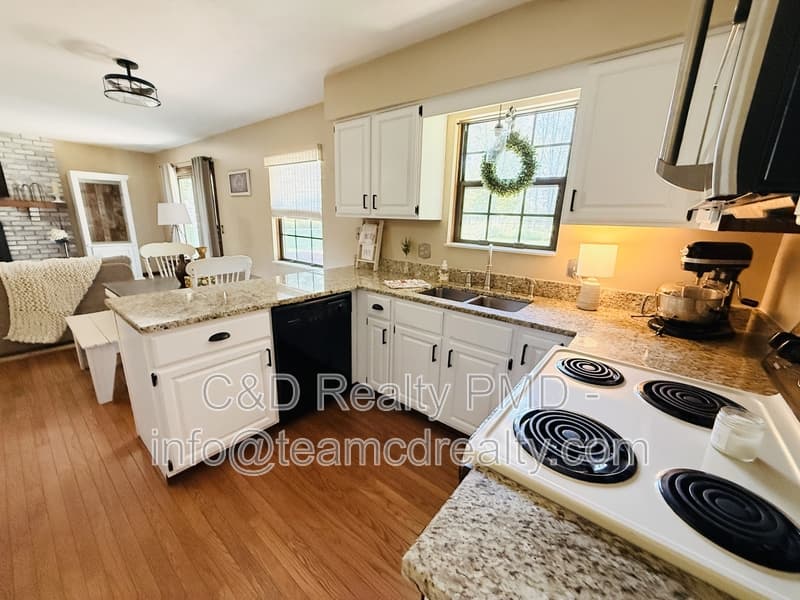 Olmsted TWP House: 8462 Glenbrook Dr, Olmsted TWP OH, 44138
