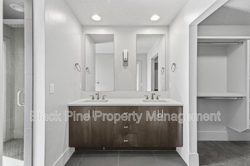 Boise Townhome: 3755 East Parkcenter Boulevard