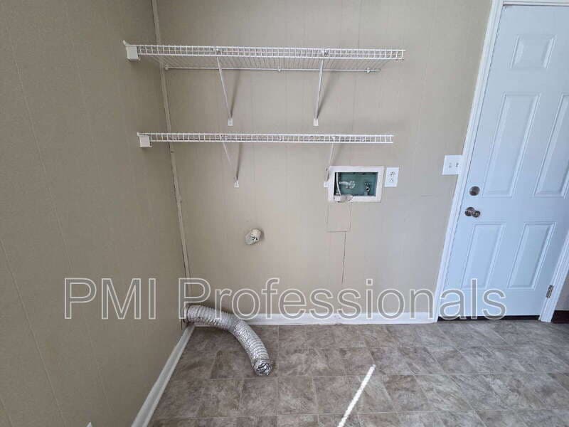 Smyrna House: 100 Manor Pl