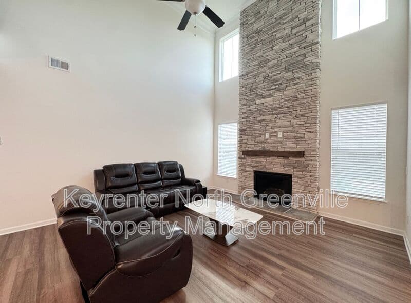 Simpsonville House: 612 Columbus Cir