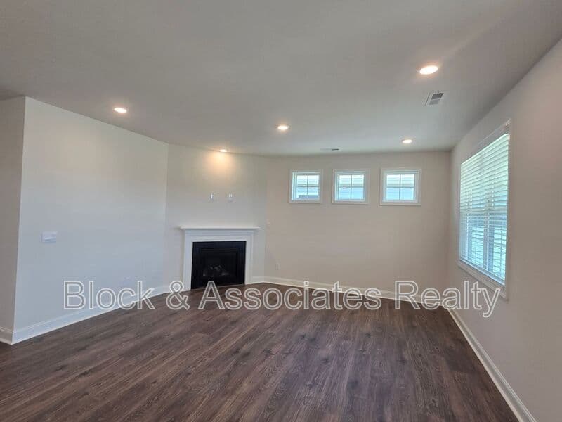 Jamestown House: 304 Sefton Drive