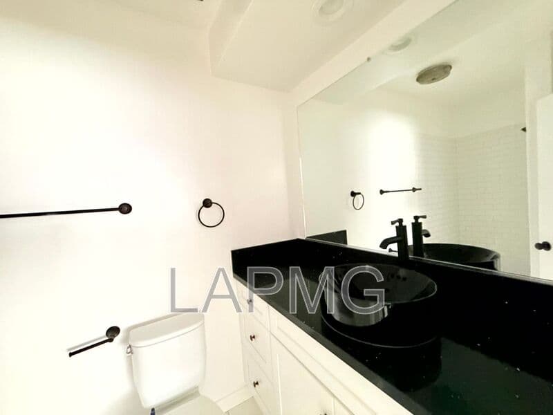 Los Angeles House: 1426 South Point View