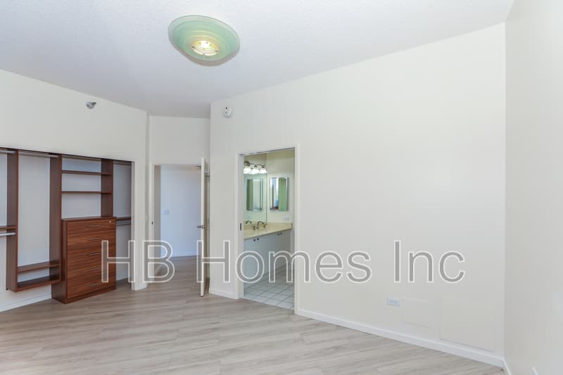 Honolulu Condo: 725 Kapiolani Boulevard #2402 - 1
