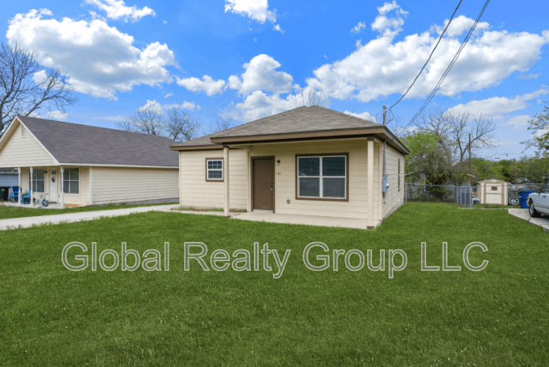 New Braunfels House: 161 S Krueger Ave