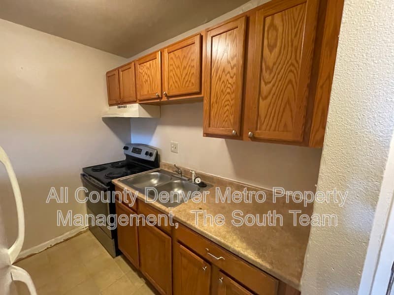 Aurora Condo: 1590 Clinton St