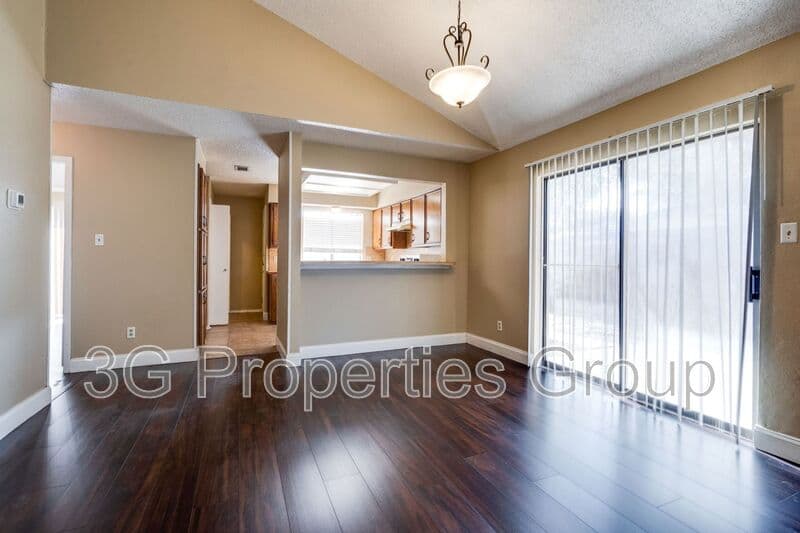 Lewisville House: 613 Hunters Glen St