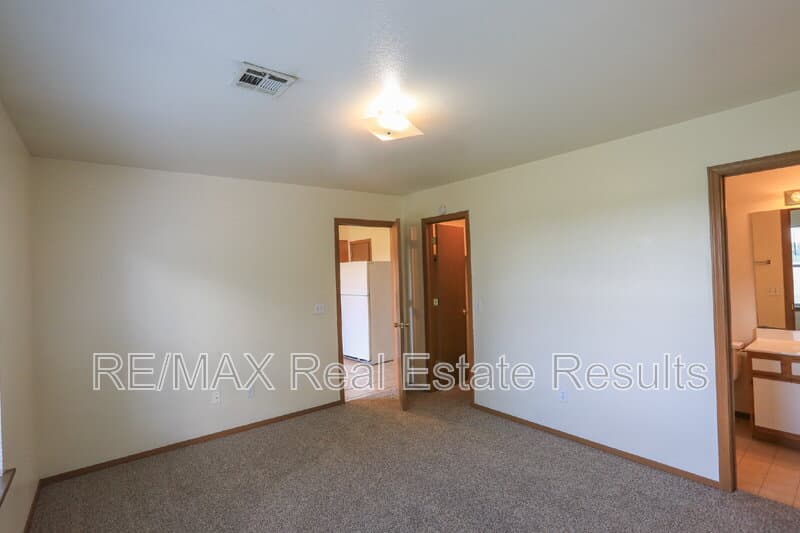 Rogers Condo: 2223 W Roselawn St