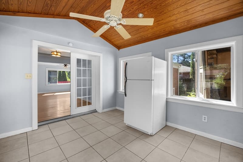 Chesapeake House: 1204 Fontana Avenue