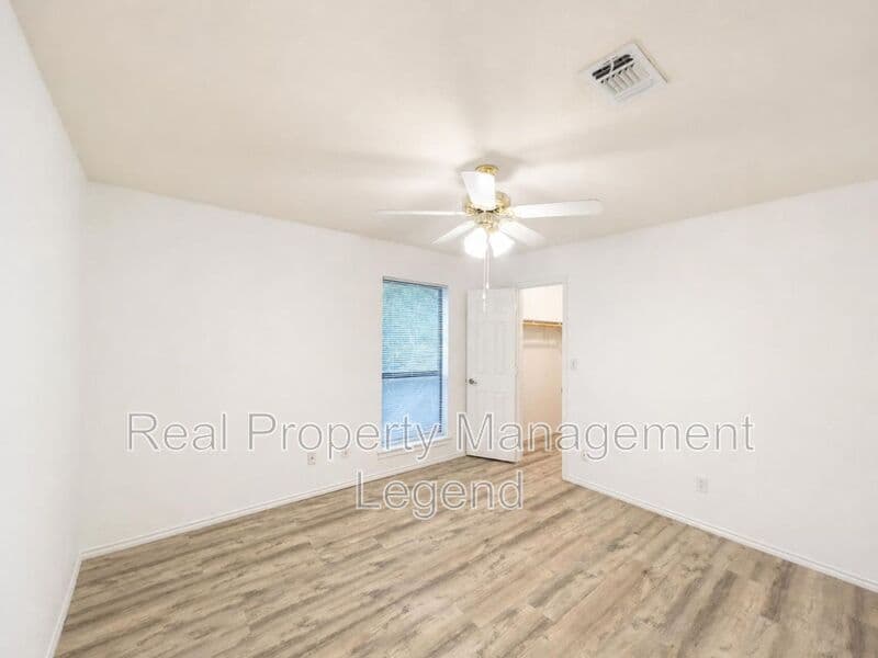 Benbrook House: 70 Legend Road