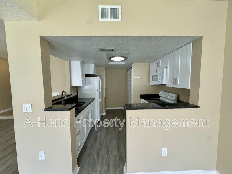 Davenport Condo: 522 Australian Way