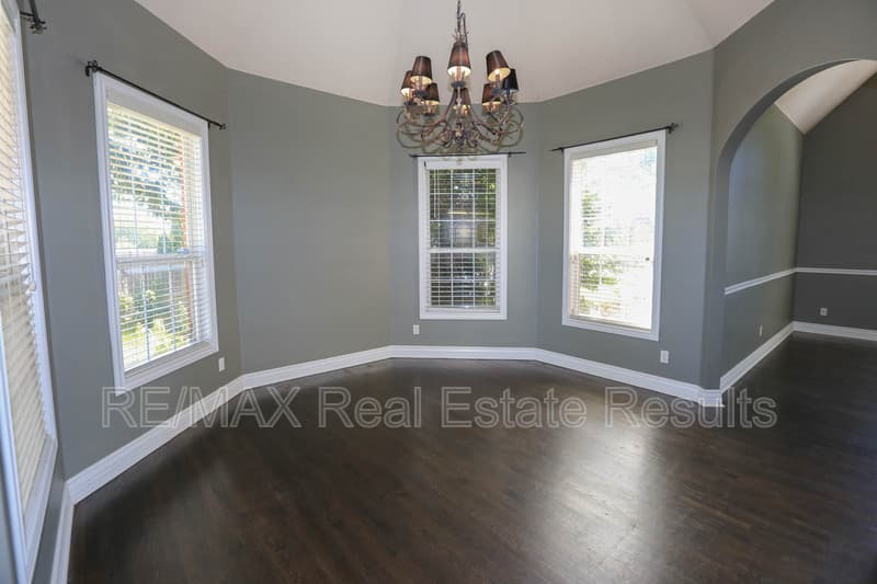 Rogers House: 5300 S 44th Pl