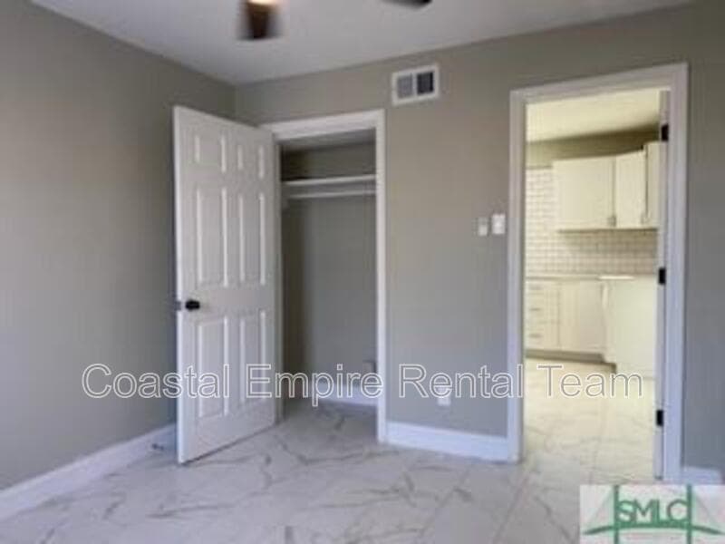 Savannah Condo: 1000 West 53rd Street - Lower Unit