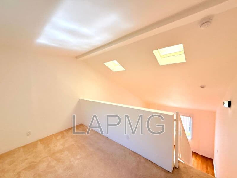 Los Angeles House: 6200-6206 Fountain Avenue