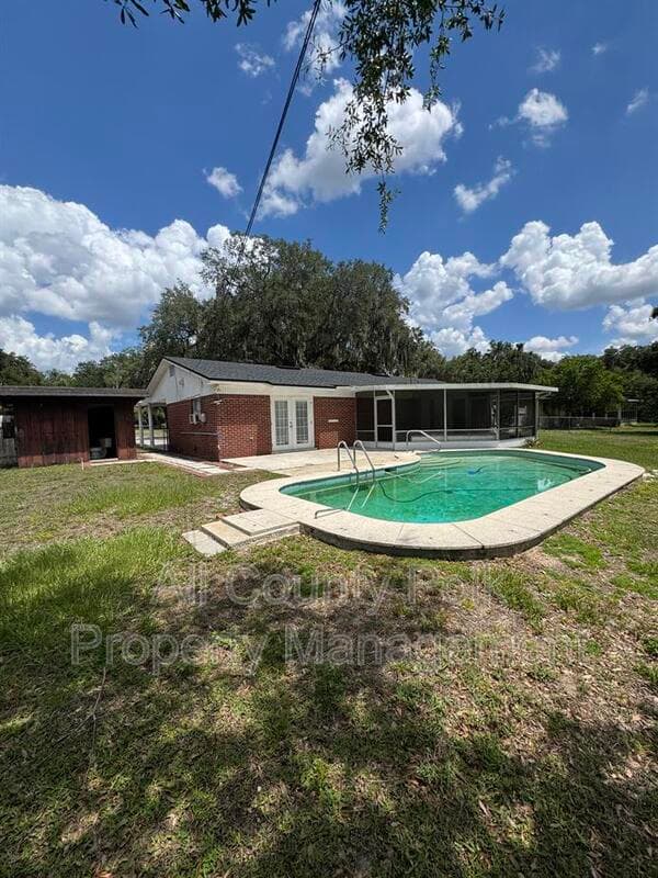 Bartow House: 2255 E Helen Cir