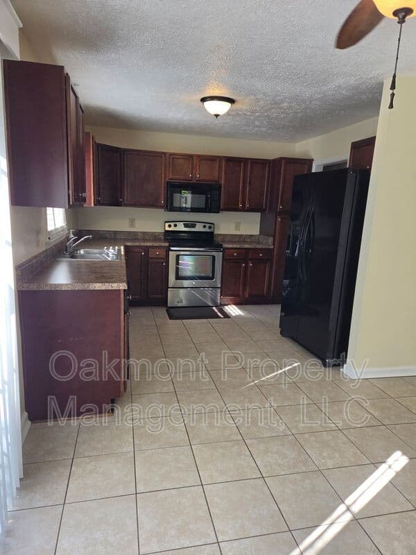 Fayetteville House: 7535 Hargrove Ct